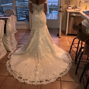 STELLA YORK WEDDING DRESS! Size 8-10. NEVER WORN!